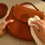 Come si elimina una macchia d’acqua su una borsa artigianale? Il trucco pratico che funziona subito