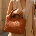 Borsa in pelle intrecciata a mano: dettagli unici che la rendono il must-have di stagione