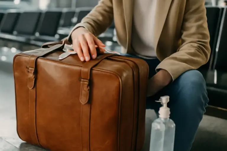 Valigia in pelle e viaggi frequenti: come prevenire screpolature invisibili